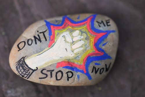 Stein bemalt mit dem Text "Don't Stop Me Now" und einer geballten Faust vor einem Stern