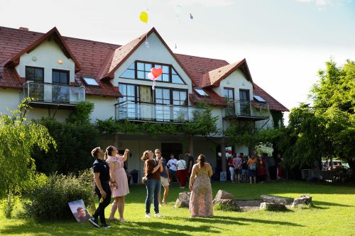 Gäste im Garten vor der Villa Berging, Neulengbach, Österreich