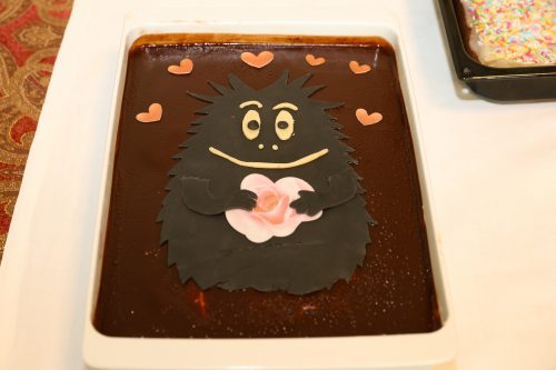 Schokoladenkuchen mit Bild einer großen imaginären Figur, die einem Maulwurf ähnelt