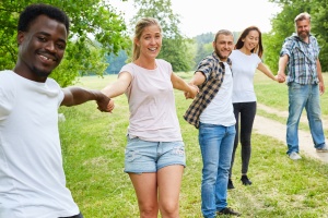 Gruppentreffen mit Menschenkette