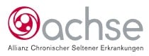 Logo der Allianz Chronischer Seltener Erkrankungen: ein roter Kreis, in drei stilisierte wei&szlig;e Figuren zu sehen sind, die sich im Kreis stehend umarmen