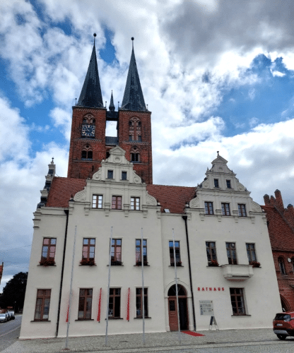 Rathaus Stendal, im Hintergrund die Marienkirche