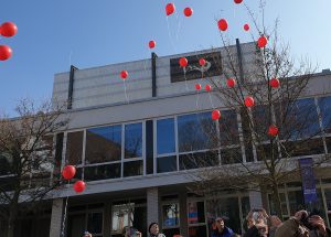 Rote Luftballons steigen am Tag der Seltenen Erkrankungen vor dem Haus der Jugend in Mainz in die Luft.